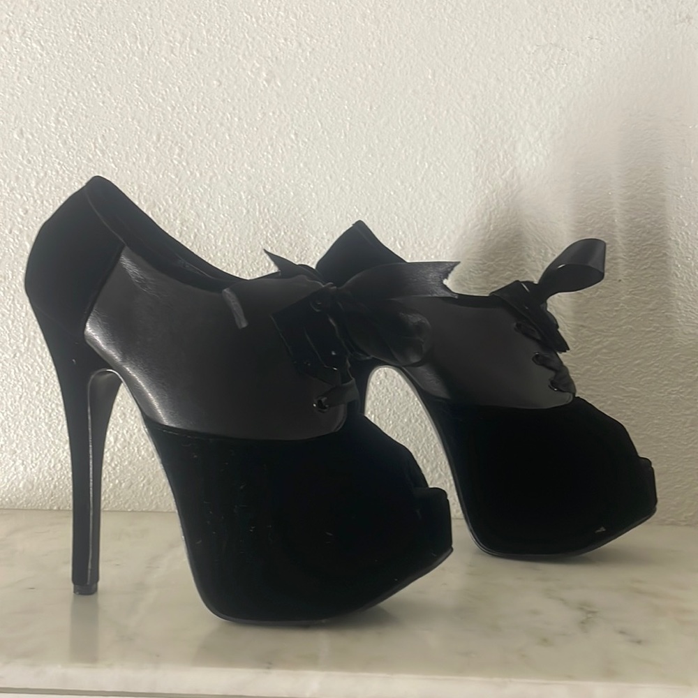 Black velvet & leather platform bordellos